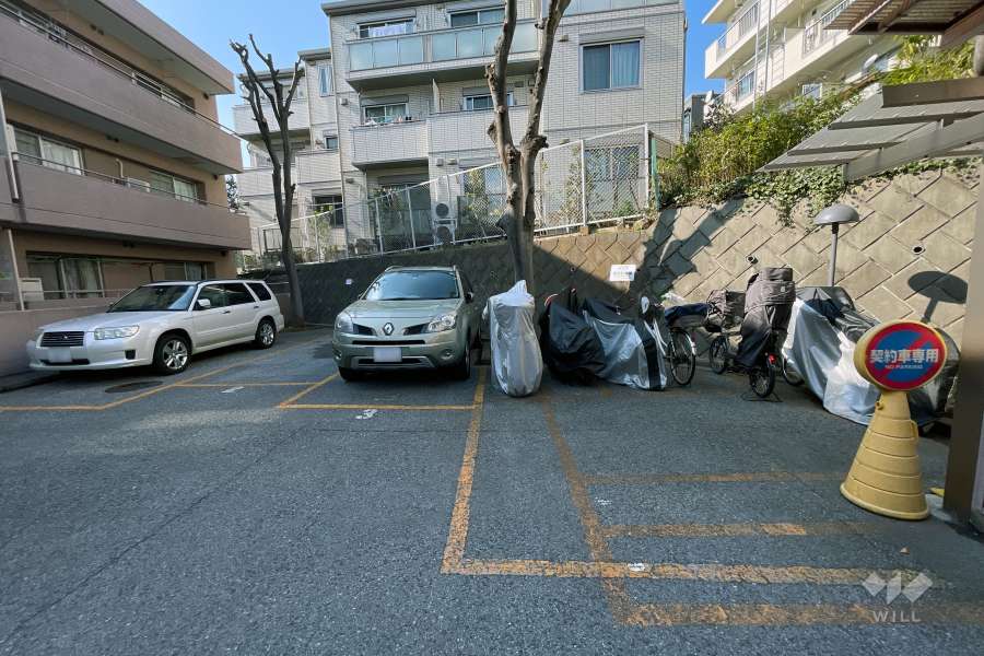 敷地内駐車場（屋外平面式）と駐輪場