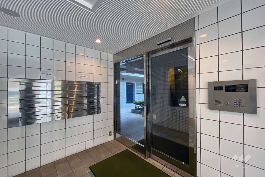 エントランスはオートロック付きです。