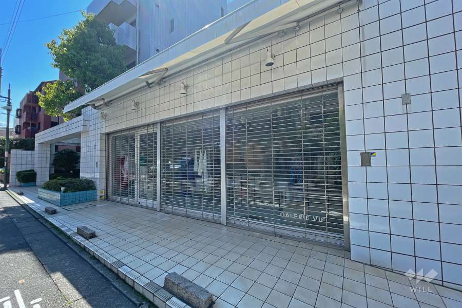 敷地内１階のアパレルショップ