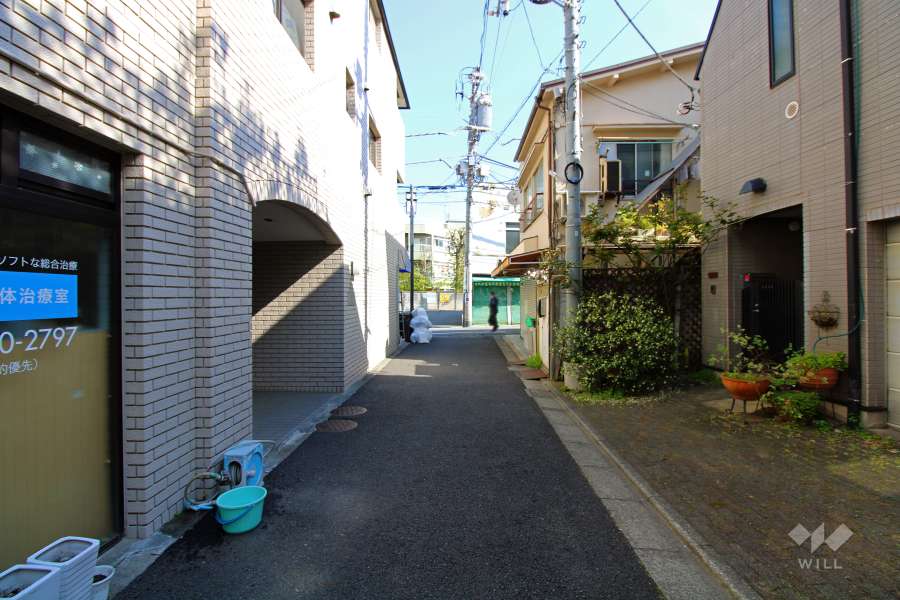 敷地東側の前面道路（南側から）