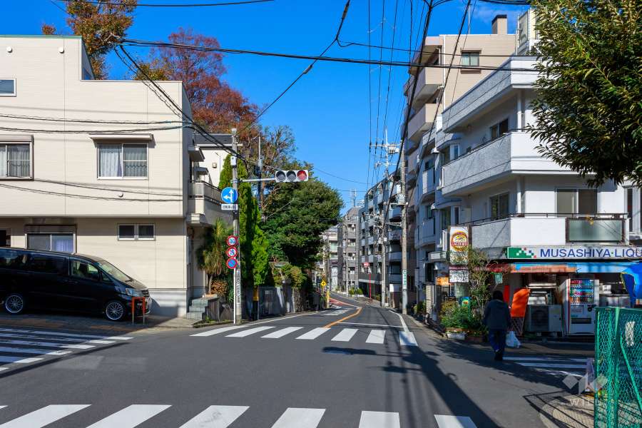 敷地西側の前面道路　