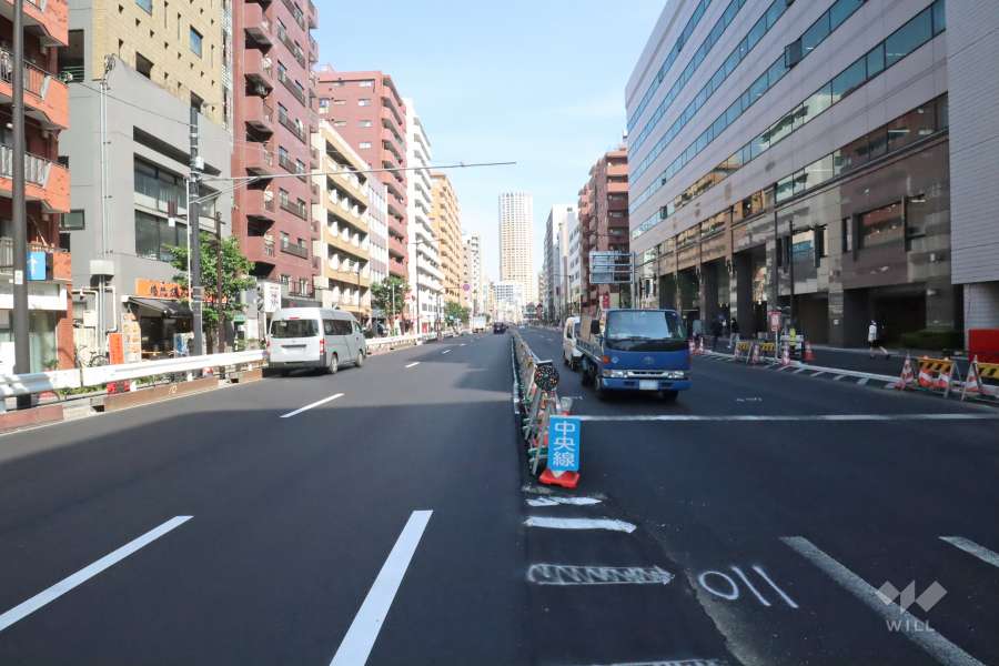 敷地南西側の前面道路（北西側から）