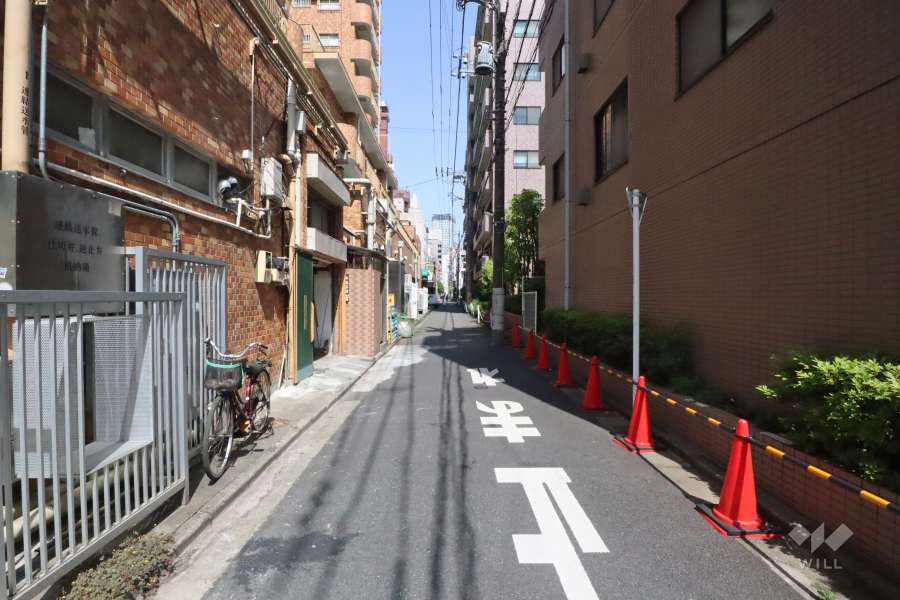 敷地北東側の前面道路（南東側から）