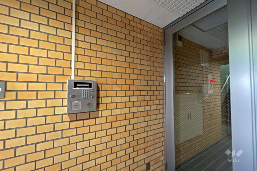 エントランスはオートロック付きです。