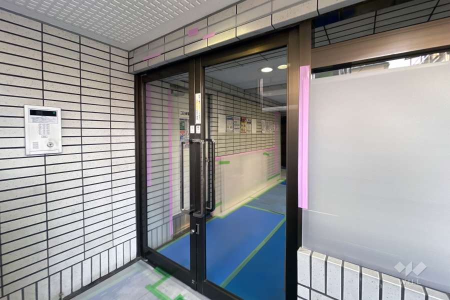 エントランスはオートロック付きです。