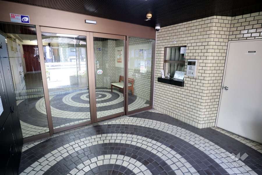 エントランスはオートロック付きです。