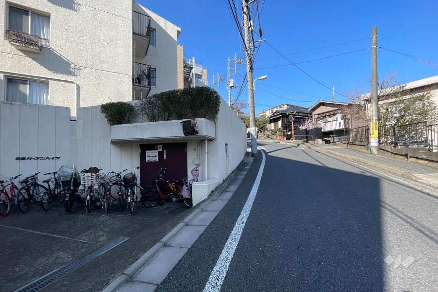 敷地北側の前面道路（東側から）