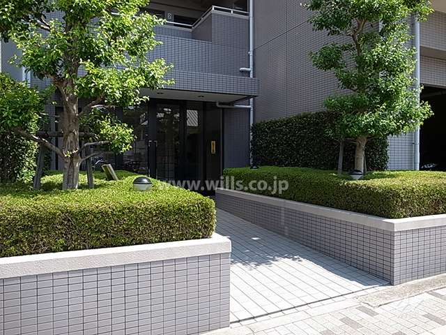 両脇に植栽スペースが設けられたエントランス