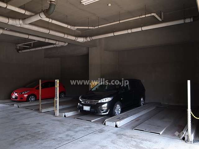 駐車場は屋内機械式です。