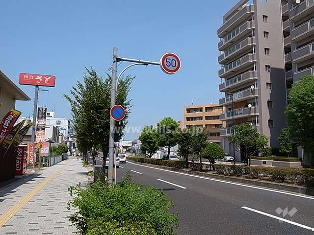 敷地西側の前面道路は、4車線のバス通り（産業道路）です。