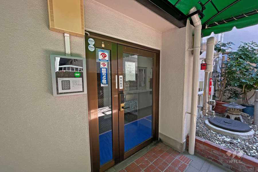エントランスはオートロック式付きです。