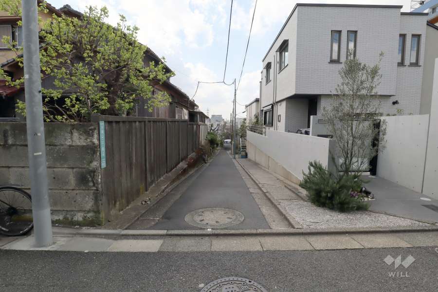 敷地北側の前面道路(西側から)