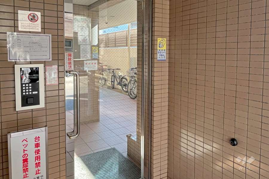 エントランスはオートロック付きです。