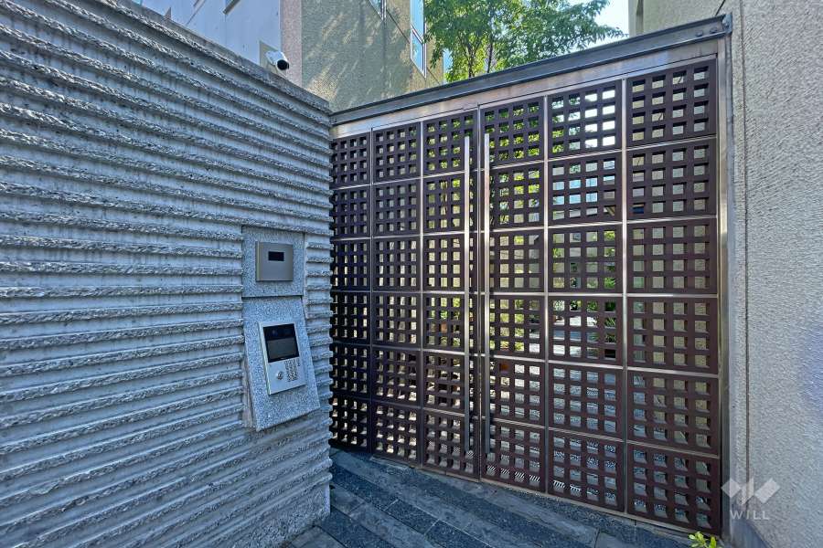 エントランスはオートロック付きです。