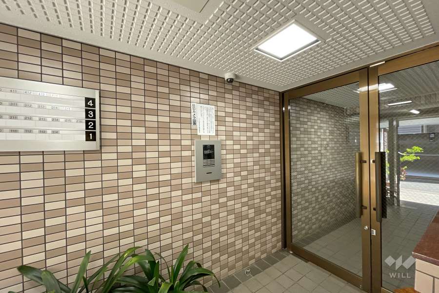 エントランスはオートロック付きです。