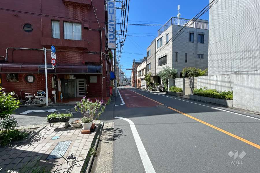 敷地西側の前面道路（北側から）