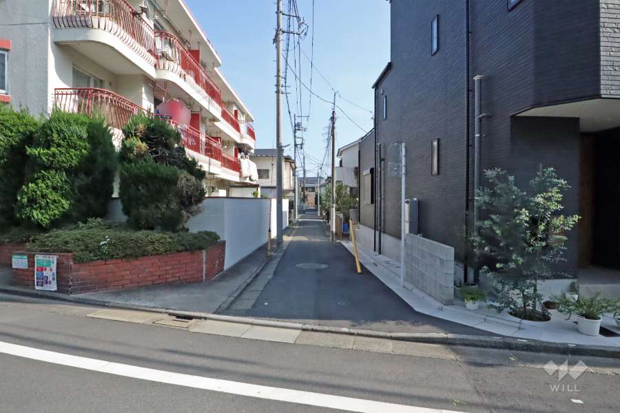 敷地西側の前面道路(北側から)