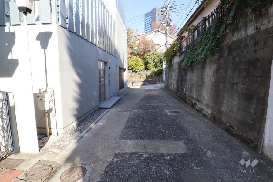 敷地東側の前面道路