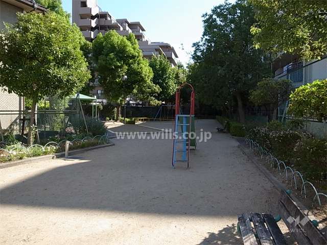 敷地北西側には、花里公園があります。