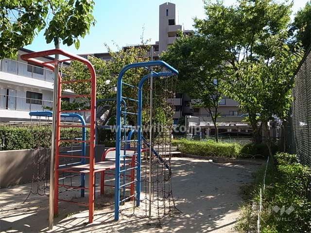 歩車分離設計になっており、車入口脇に小さな公園があります。