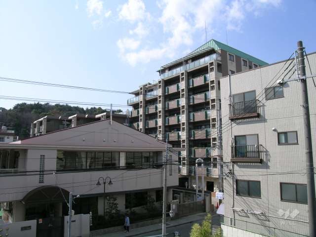 敷地の南側には保育園があります。