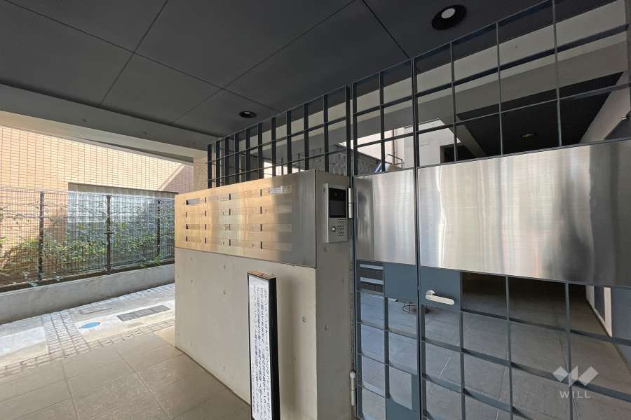 エントランスはオートロック付きです。