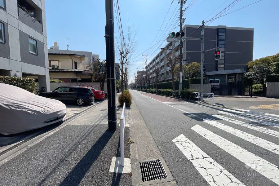 敷地西側の前面道路