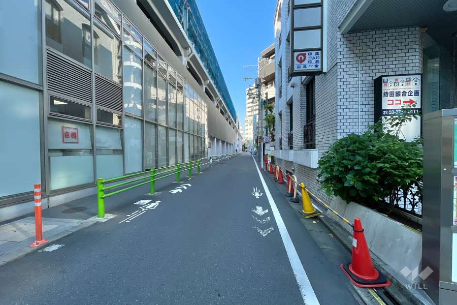 敷地北西側の前面道路（南西側から）