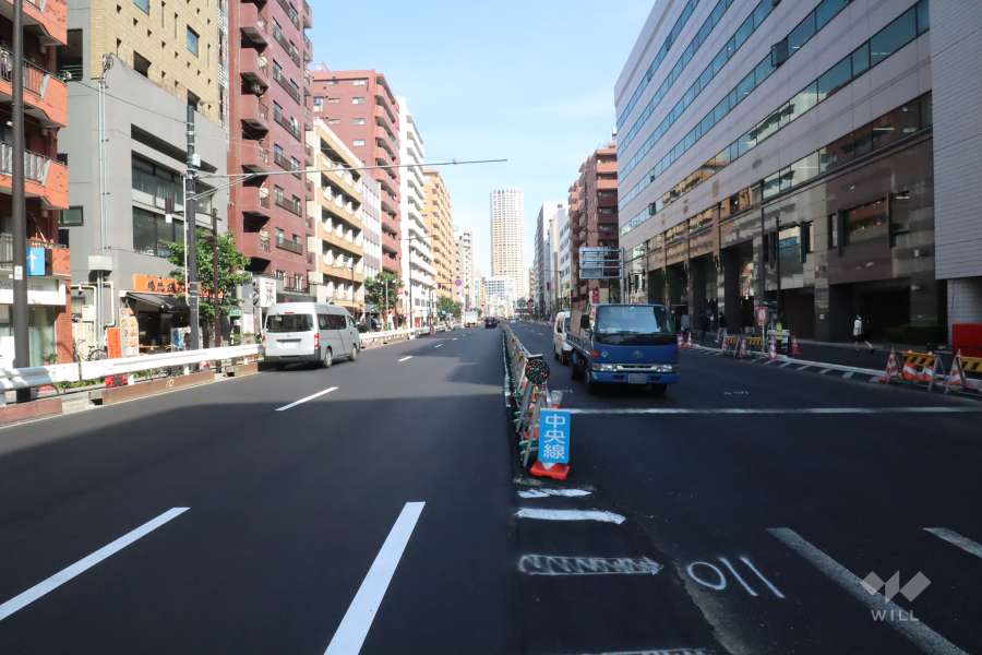 敷地北東側の前面道路(北西側から)