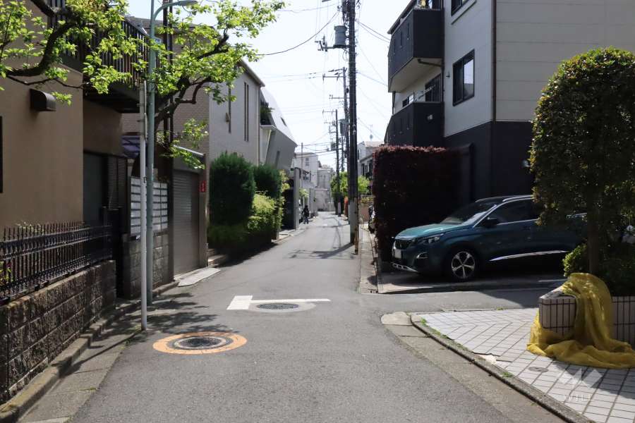 敷地東側の前面道路(北側から)