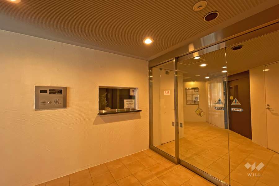 エントランスはオートロック付きです。