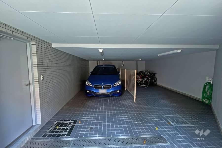 敷地内駐車場（屋内平面式）と駐輪場
