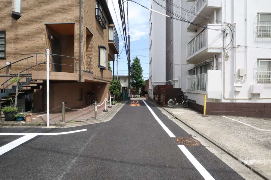 敷地南側の前面道路(西側から)