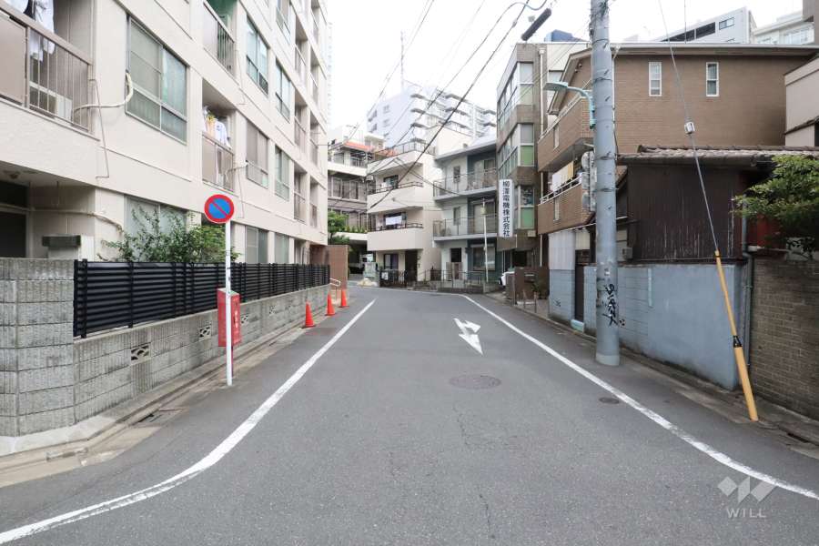 敷地東側の前面道路(北側から)