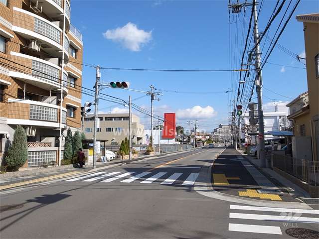 敷地南側の前面道路。二車線の通りです。