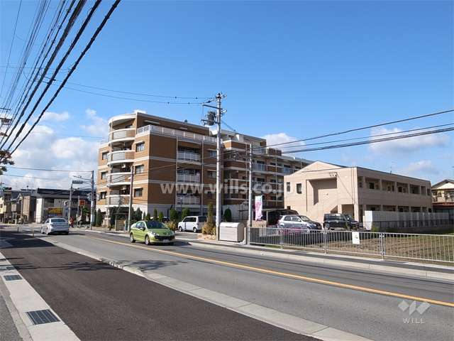周辺はマンションと一戸建てが混在する住宅地。一部田畑もあり、のどかな雰囲気です。