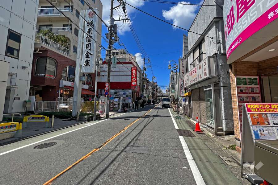 敷地の北側前面道路(西側から)