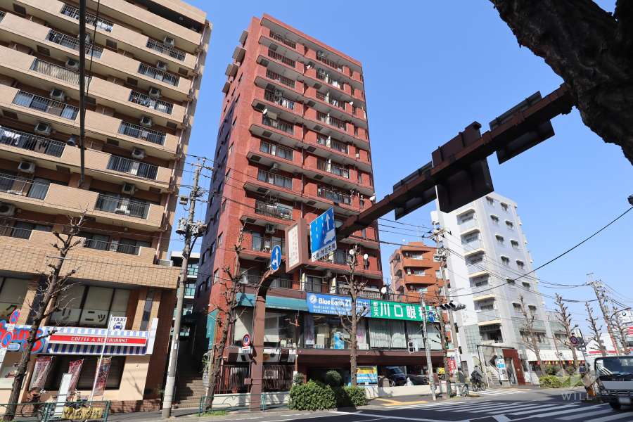 モナークマンション都立大の外観(南側から)