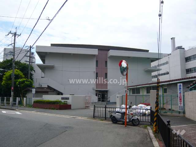 すぐ南側に神津小学校があります。