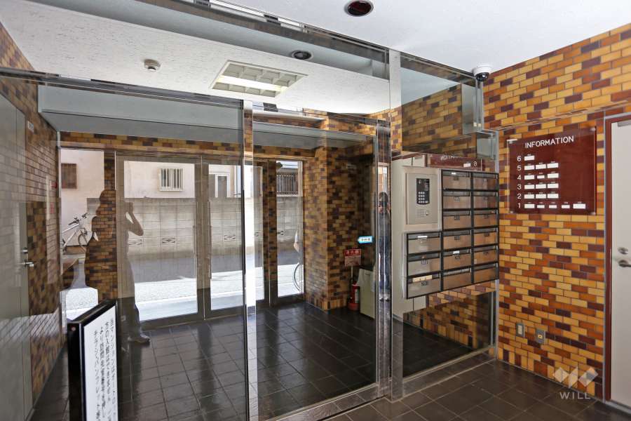 エントランスはオートロック付きです。