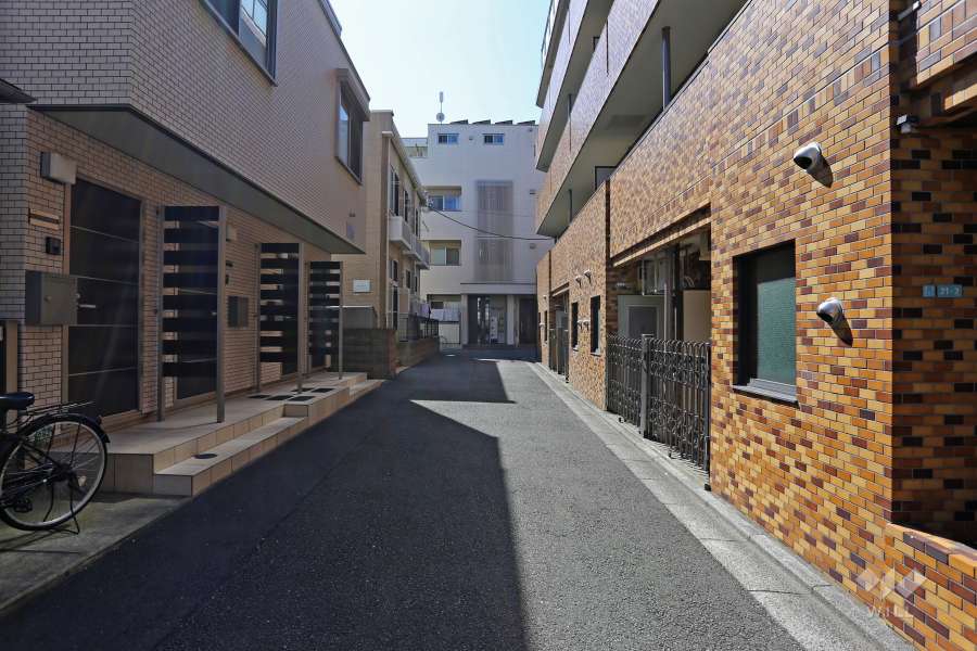 敷地南側の前面道路（東側から）