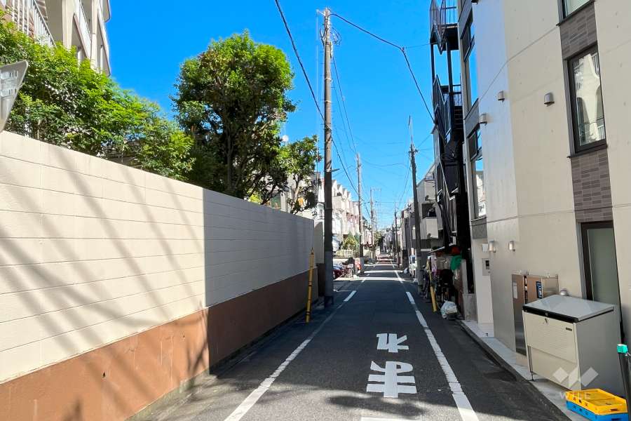 敷地南側の前面道路（西側から）