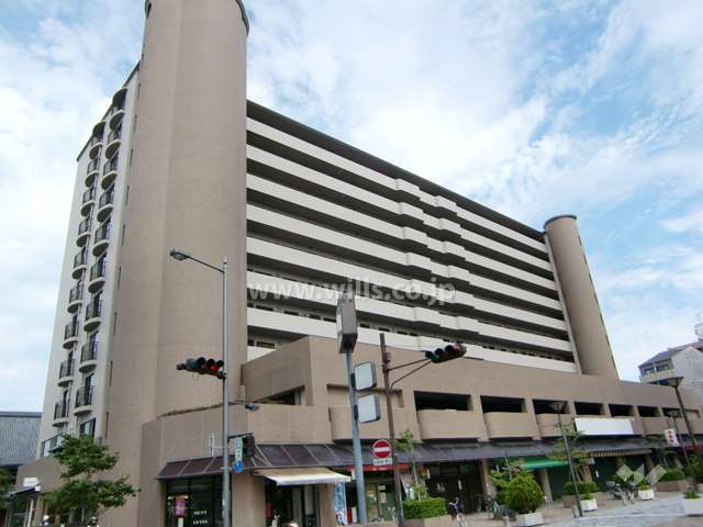 市営駐車場入口が１階にあります