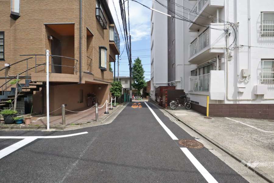 敷地北東側の前面道路（北西側から）