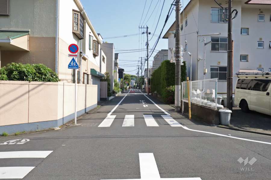 敷地東側の前面道路(北側から)