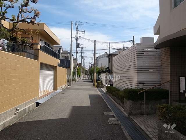 周辺は一戸建てが中心に立ち並ぶ閑静な住宅地です。