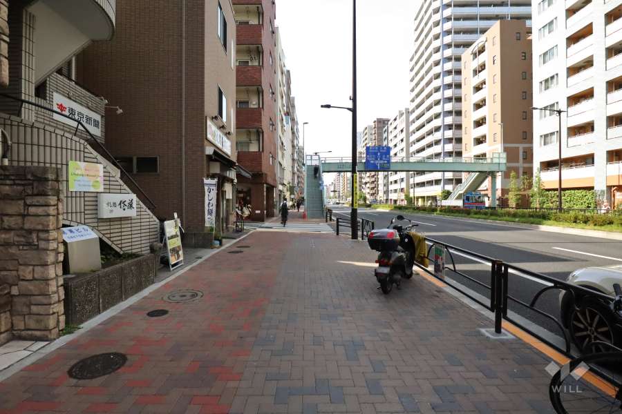 敷地北東側の前面道路(北西側から)
