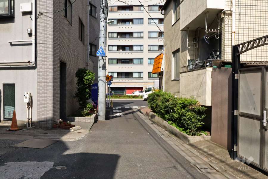 敷地北西側の前面道路(南西側から)