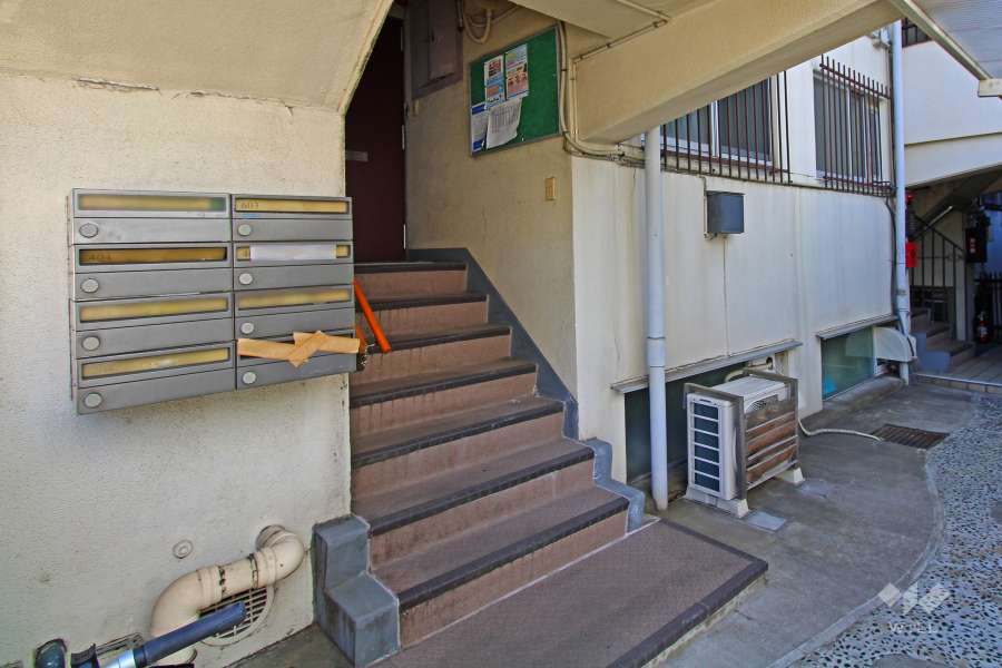 住戸入り口（共用ポスト）
