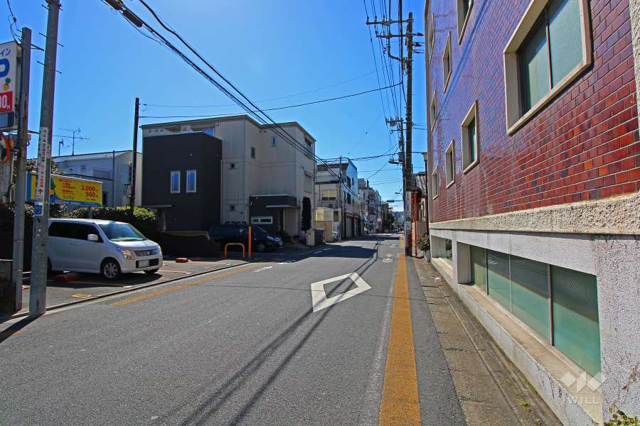 敷地東側の前面道路（北側から）